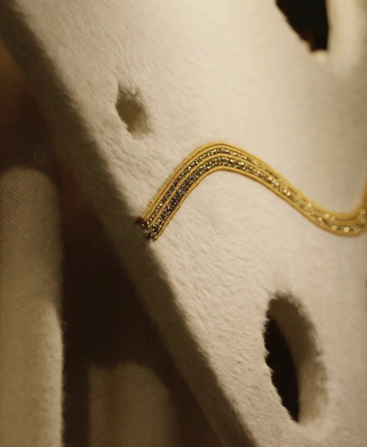 Rideau ajouré traversé d'une ligne de broderie